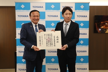 富山市建設業協会からの寄附を受け感謝状を贈呈する藤井市長