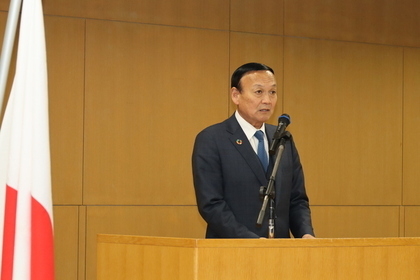 執務納め式であいさつする藤井市長