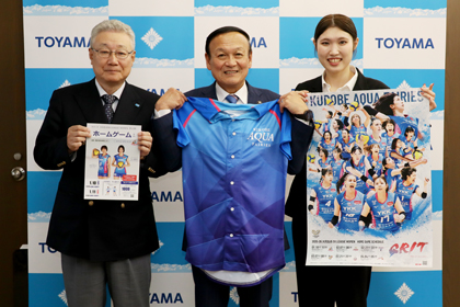 KUROBEアクアフェアリーズの表敬訪問を受ける藤井市長