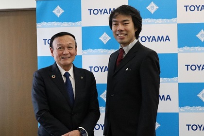 塚田尚吾さん（ピアニスト）の表敬訪問を受ける藤井市長