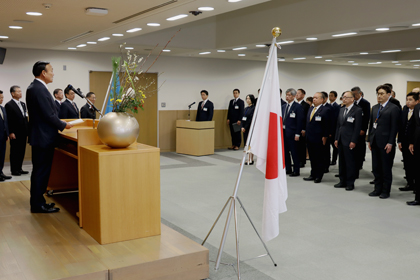 執務納め式であいさつする藤井市長
