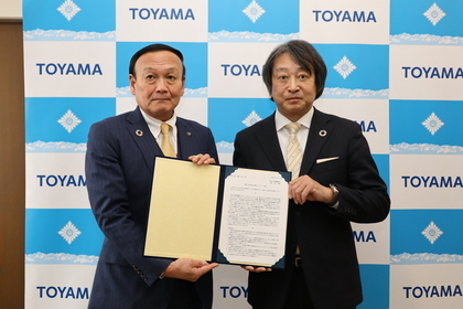 富山市環境審議会から家庭ごみ有料化の導入に対する答申を受ける藤井市長