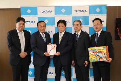 株式会社富山村田製作所より防災に関する寄附物品の贈呈を受ける藤井市長【2026年3月27日】