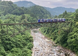 写真：千垣橋梁を渡るカターレ富山ラッピングトレイン