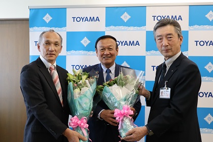 あおば農業協同組合から特産のシャクヤク花束を受け取る藤井市長