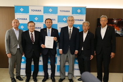 東蓮町町内会等からの要望書を受け取る藤井市長【2026年5月28日】
