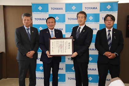 株式会社ジェスクホリウチからの寄附を受け感謝状を贈呈する藤井市長