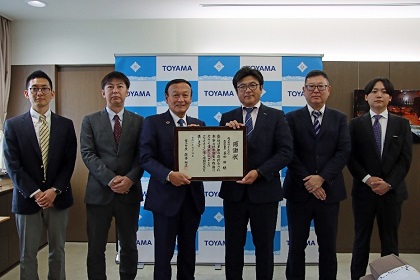 株式会社JECCからの寄附を受け感謝状を贈呈する藤井市長