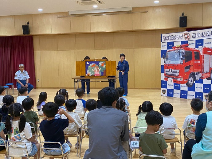 子供たちに紙芝居を読み聞かせている様子