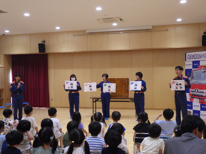 子供たちと、火の用心の約束をしている様子