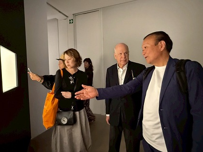 ランドー氏（中央）からヴェネチアン・ グラスについての説明を受ける。