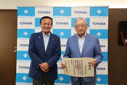 中尾哲雄様から富山市福祉奨学基金への寄附を受け感謝状を贈呈する藤井市長