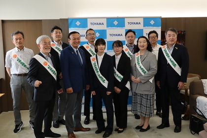 「社会を明るくする運動」における内閣総理大臣および富山県知事からのメッセージを伝達される藤井市長