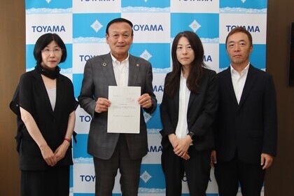 富山市行政苦情オンブズマンから活動状況報告を受ける藤井市長