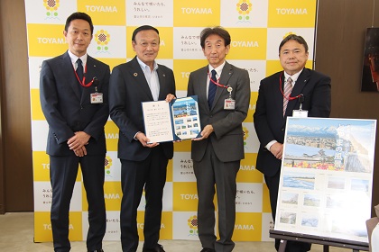 「とやまの風景」オリジナルフレーム切手を受け取る藤井市長【2026年7月30日】