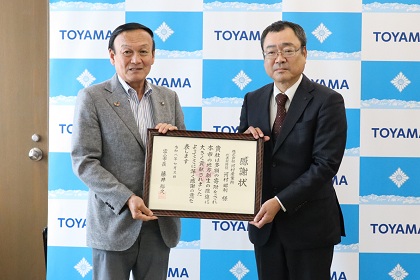 株式会社河村産業所からの寄附を受け感謝状を贈呈する藤井市長【2026年7月3日】