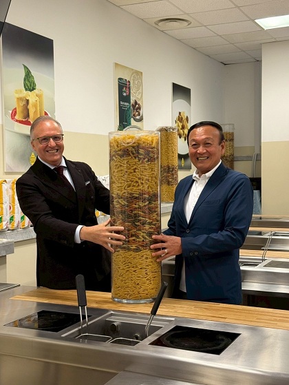 サッソーネ理事長と。