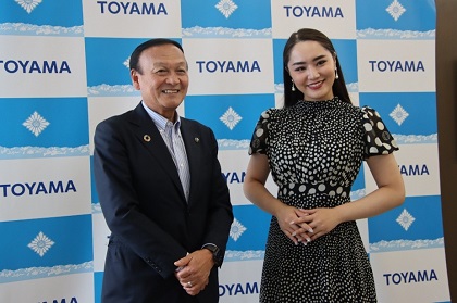 高野百合絵さん(ソプラノ歌手)の表敬訪問を受ける藤井市長