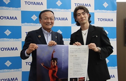 武岡昂之介さん(バレエダンサー)の表敬訪問を受ける藤井市長
