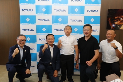 第43回全国少年少女レスリング選手権大会優勝選手の表敬訪問を受ける藤井市長