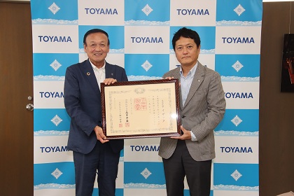 紺綬褒章を伝達し、寄附に対する感謝状を贈呈する藤井市長【2026年8月20日】