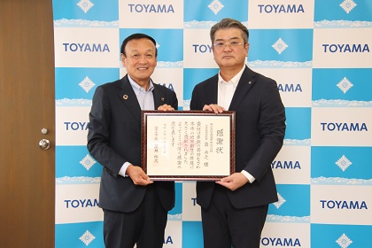 株式会社高岡市衛生公社からの寄附を受け感謝状を贈呈する藤井市長【2026年8月21日】