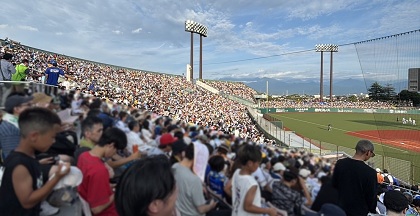 約2万人のファンが詰めかけた市民球場。