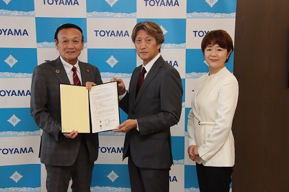 株式会社富山グラウジーズと「スポーツを通じたまちづくり」に関する連携・協力協定を締結する藤井市長