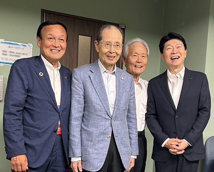 左から藤井市長・王さん・榊原さん・伊原木知事。